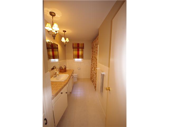5678 Shady Glen Road Memphis, TN 38120 - Photo 11 of 12 View of large hall bath