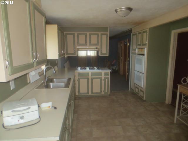 424 4th Avenue Riddle, OR 97469 - Photo 4 of 6