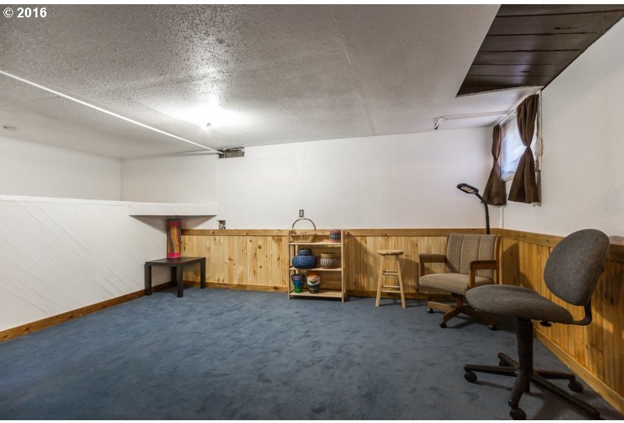 9905 Southeast Reedway Street Portland, OR 97266 - Photo 5 of 18 Gallery Image 5
