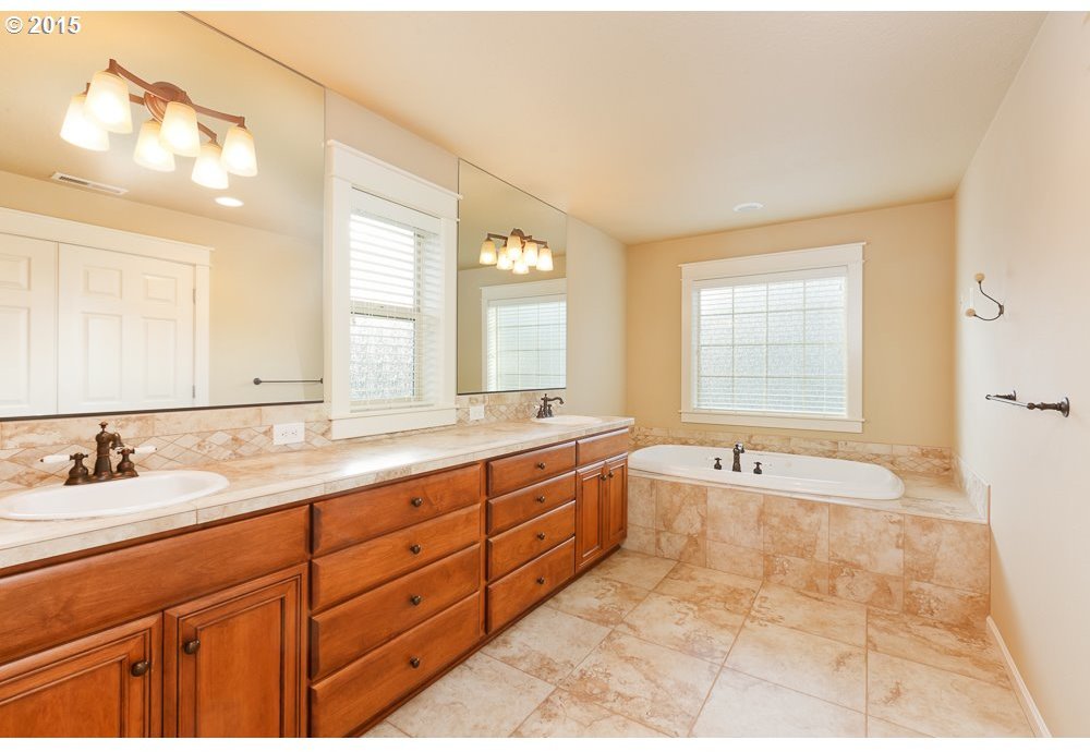 4548 Southwest Taylors Ferry Road Portland, OR 97219 - Photo 10 of 25 Gallery Image 10
