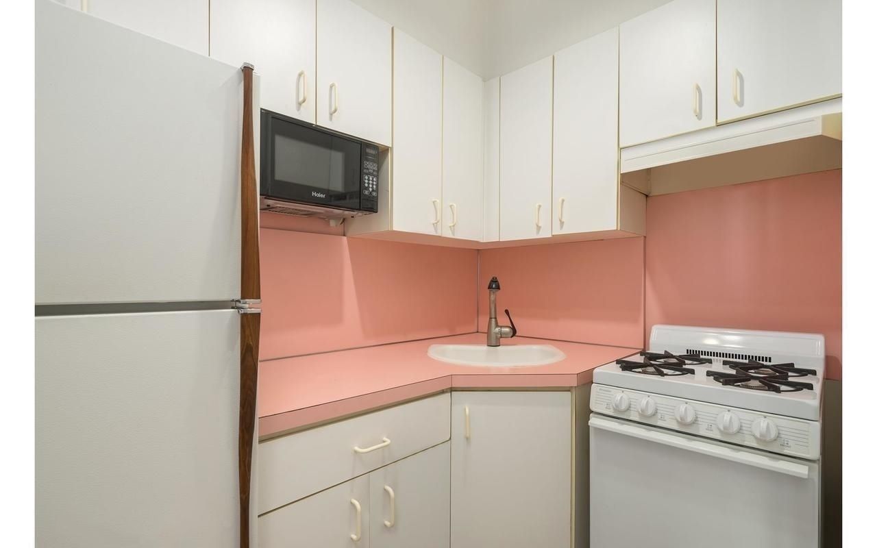 333 East 46th Street, Unit 12A Manhattan, NY 10017 - Photo 4 of 9