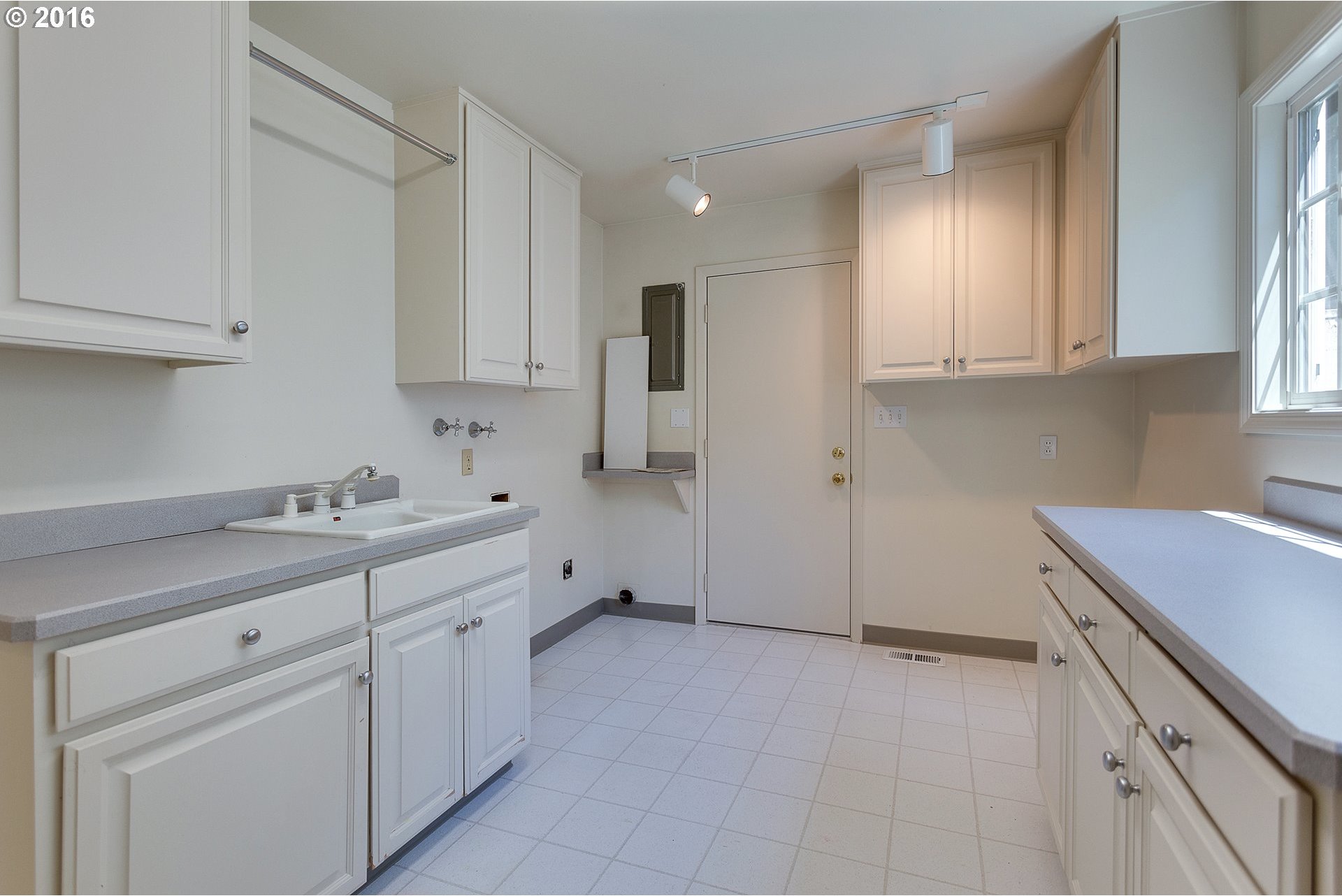 6711 Southwest Bancroft Way Portland, OR 97225 - Photo 11 of 28 Gallery Image 11