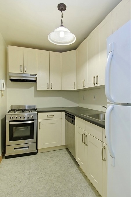 77 West 55th Street, Unit 11G Manhattan, NY 10019 - Photo 2 of 7