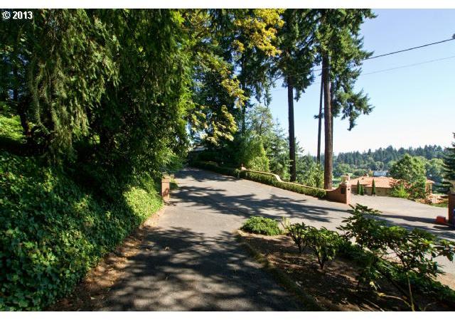 10925 Southwest Riverwood Road Portland, OR 97219 - Photo 2 of 16 Gallery Image 2