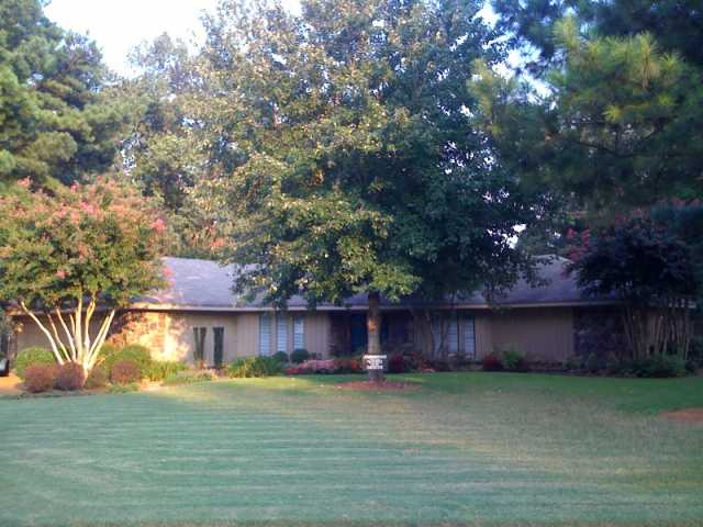 2136 Brierbrook Road Germantown, TN 38138 - Photo 1 of 12 Gallery Image 1
