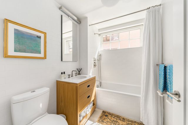 $4,300,000 | 252 Bleecker Street, Unit 2B | West Village