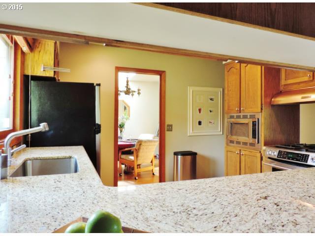6105 Southwest Huber Street Portland, OR 97219 - Photo 9 of 15 Gallery Image 9