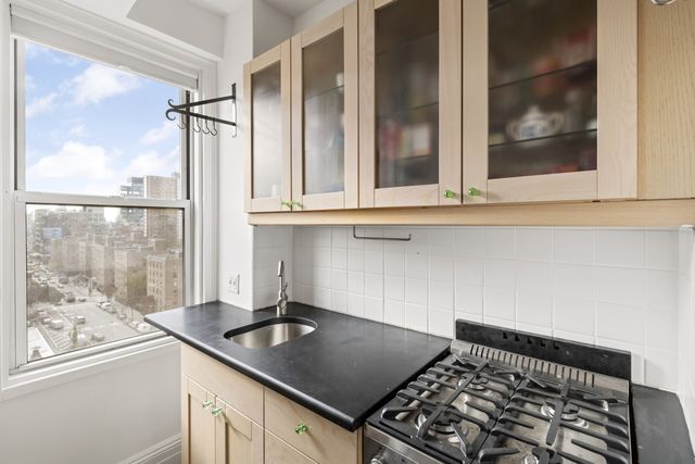 $770,000 | 365 West 20th Street, Unit 11E | Chelsea