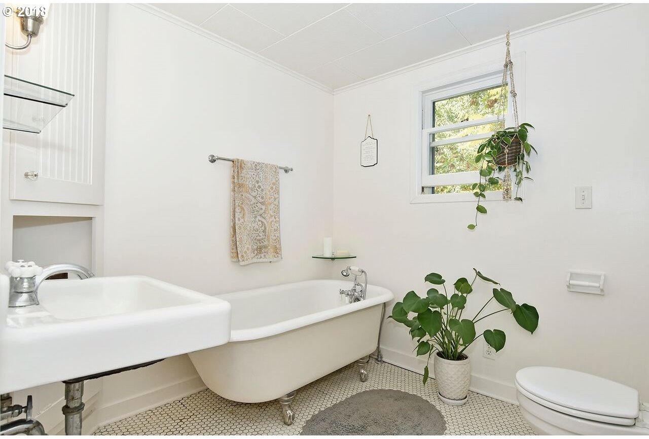 1704 Southwest Custer Street Portland, OR 97219 - Photo 11 of 20 Gallery Image 11