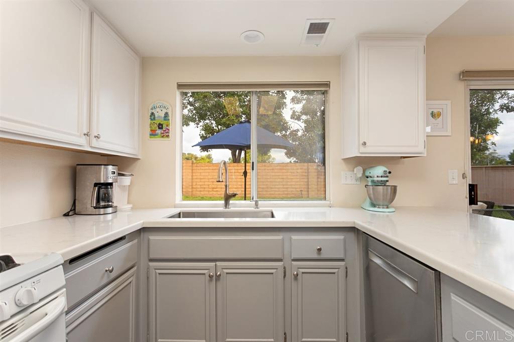 1572 Promontory Ridge Way Vista, CA 92081 - Photo 5 of 25
