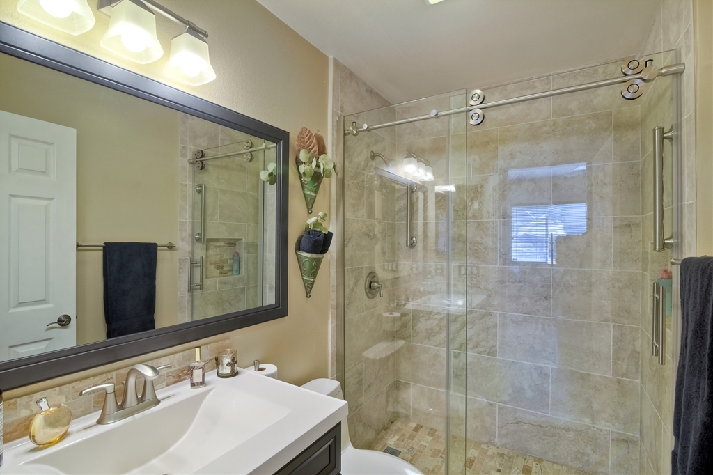 1062 Inverlochy Drive Fallbrook, CA 92028 - Photo 14 of 25 Full bathroom main level.