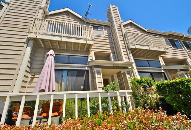 1208 Mayflower Avenue, Unit C Monrovia, CA 91016 - Photo 9 of 47 Sunny south-facing front patio & master bedroom balcony