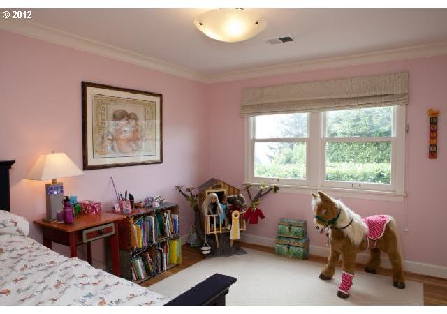 4253 Southwest Patrick Place Portland, OR 97239 - Photo 11 of 16