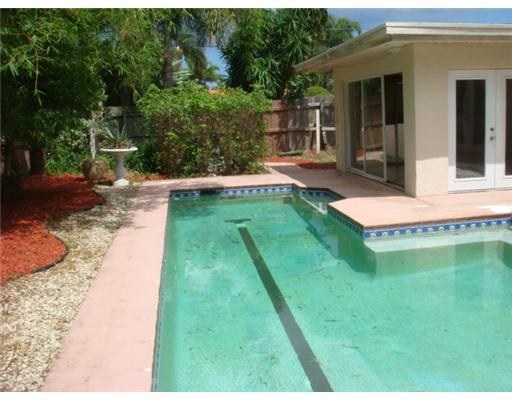 2421 Northeast 49th Street Lighthouse Point, FL 33064 - Photo 10 of 15