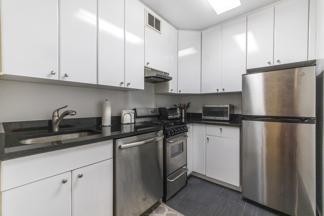 330 East 46th Street, Unit 2R Manhattan, NY 10017 - Photo 5 of 8