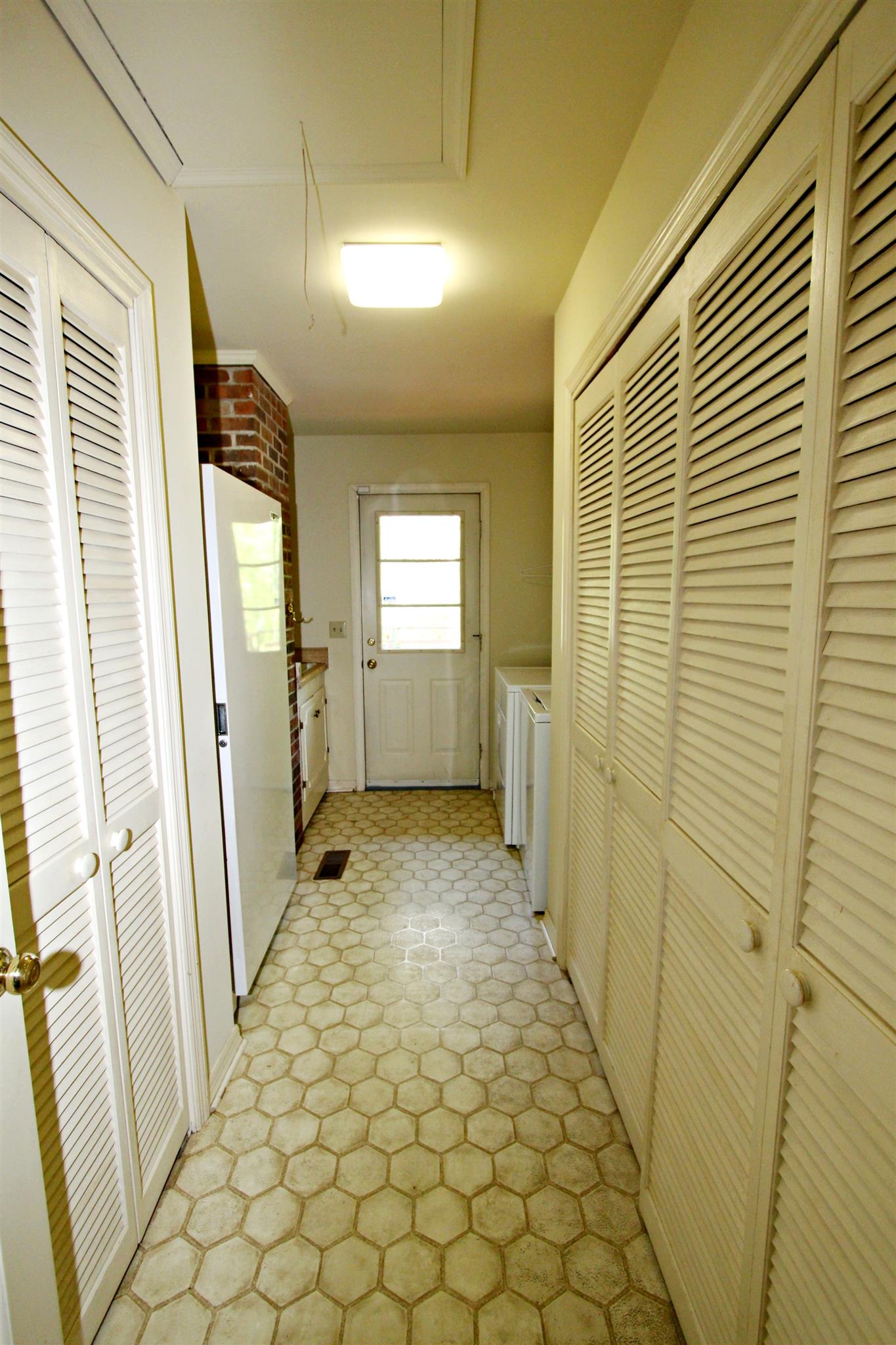 300 Kippsford Pond Road Columbia, TN 38401 - Photo 20 of 36 Laundry room has sink, washer/dryer and double closed-door storage, plus access to back deck.