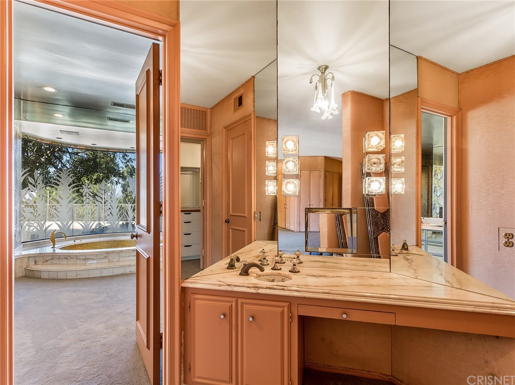 4151 Falling Leaf Drive Encino, CA 91316 - Photo 18 of 30 Master Bathroom