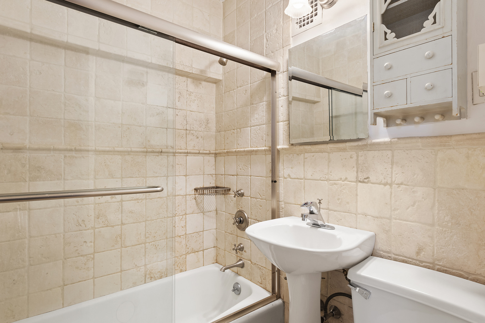 105 West 70th Street, Unit Undisclosed Manhattan, NY 10023 - Photo 5 of 6