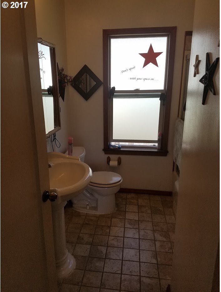 715 Northwest 10th Street Pendleton, OR 97801 - Photo 14 of 24