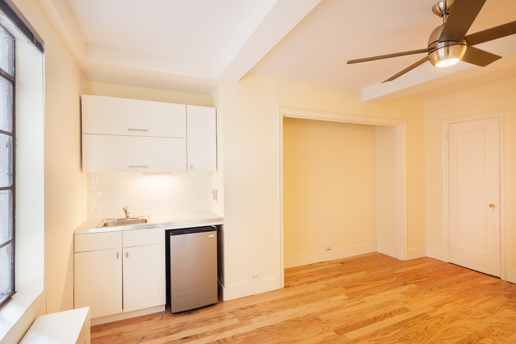 25 Tudor City Place, Unit 214 Manhattan, NY 10017 - Photo 2 of 10