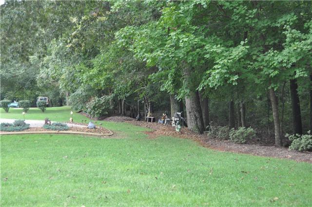 806 Pickney Road Winchester, TN 37398 - Photo 5 of 24 Side view of the yard.