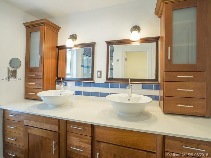 560 Northeast 57th Street Miami, FL 33137 - Photo 10 of 31