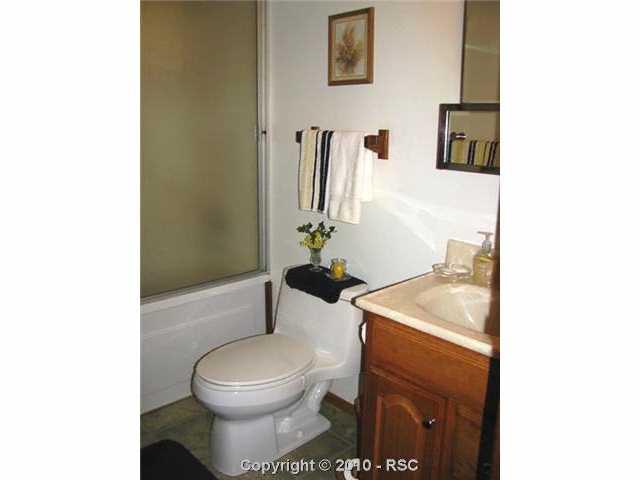 332 Paradiso Road Divide, CO 80814 - Photo 10 of 16 Full bath with tub/shower combination on main level.