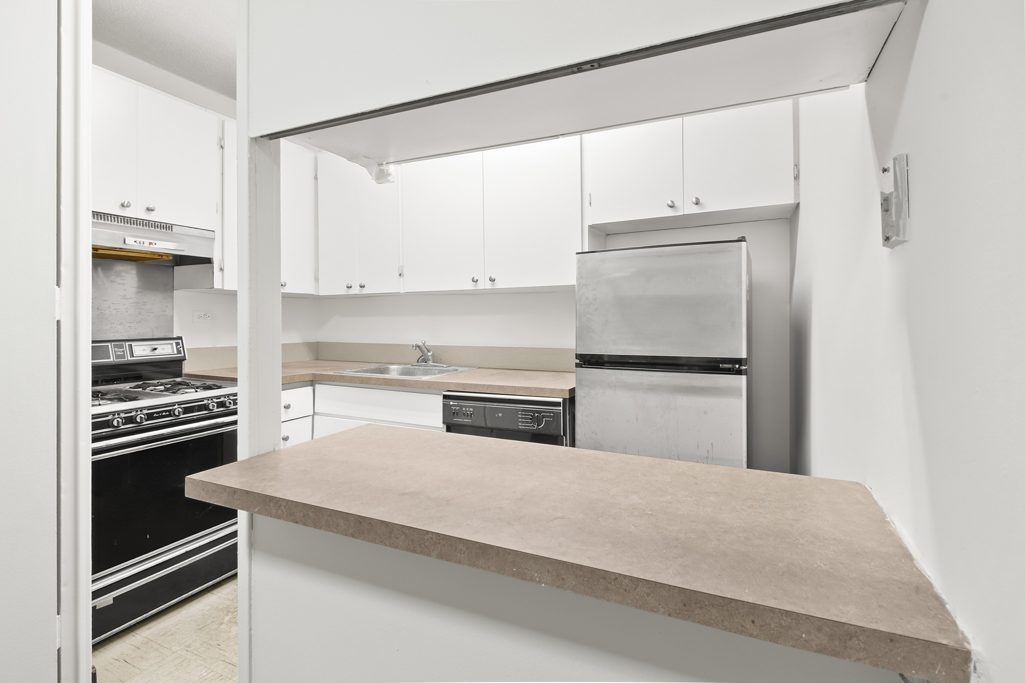 300 East 40th Street, Unit 3P Manhattan, NY 10016 - Photo 3 of 7