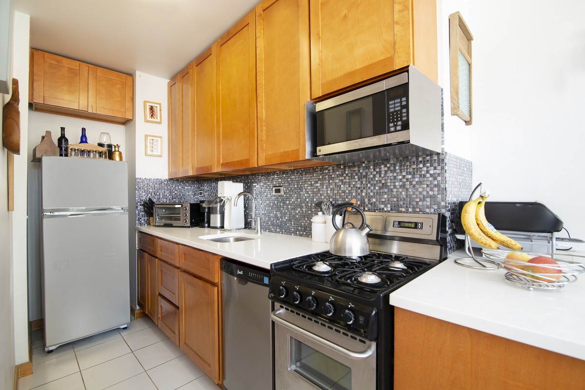 300 East 33rd Street, Unit 21G Manhattan, NY 10016 - Photo 3 of 7