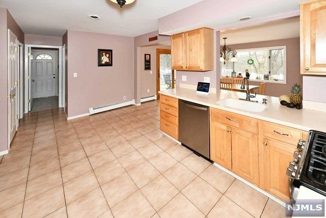 33 Ryder Road Wayne, NJ 07470 - Photo 8 of 25 Gallery Image 8