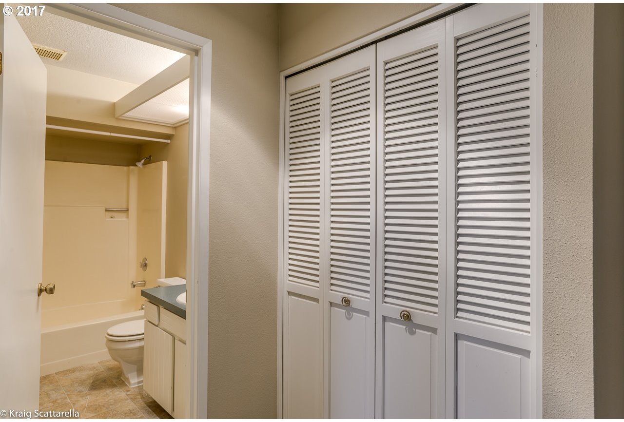 9832 Southwest Quail Post Road Portland, OR 97219 - Photo 11 of 21 Gallery Image 11