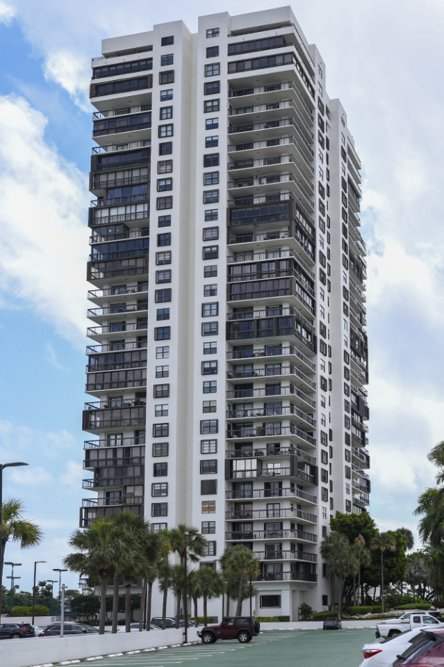 Brickell Bay Club 2333 Brickell Ave, Miami, FL 33129 - Photo 2 of 3