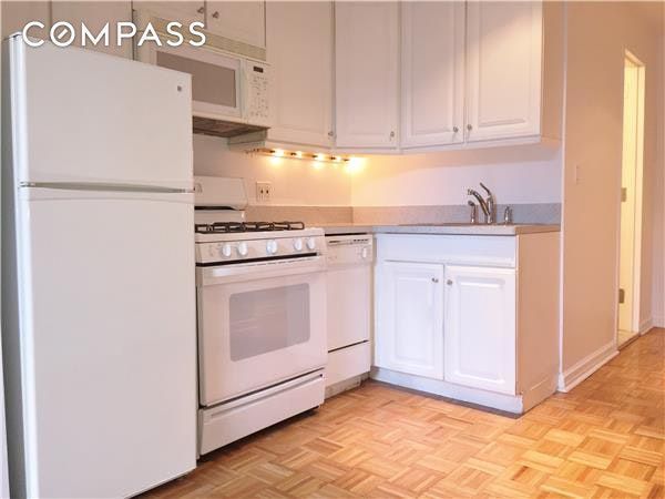 88 East End Avenue, Unit 2D Manhattan, NY 10028 - Photo 2 of 5