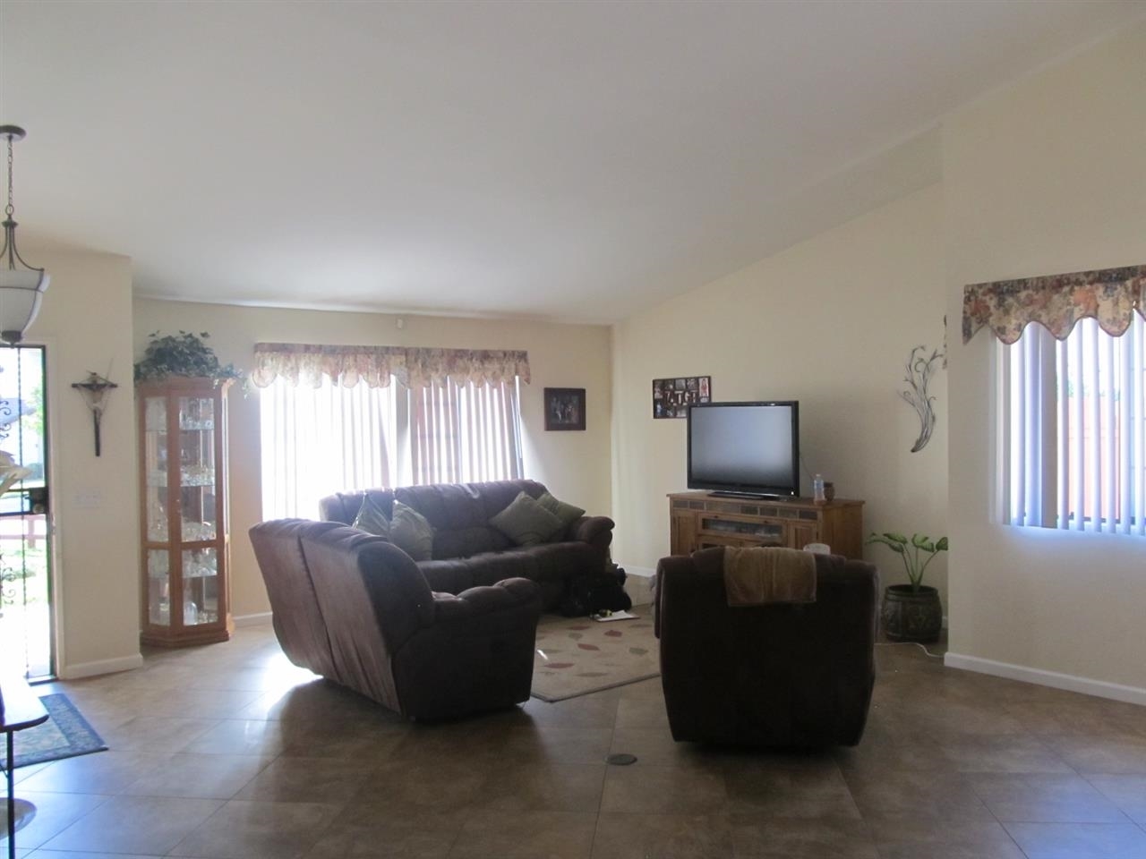 3598 Oakleaf Court Spring Valley, CA 91977 - Photo 12 of 25 Gallery Image 12