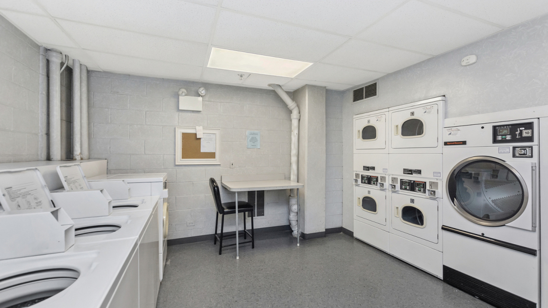 110 E Delaware Pl, Chicago, IL 60611 - Photo 3 of 4