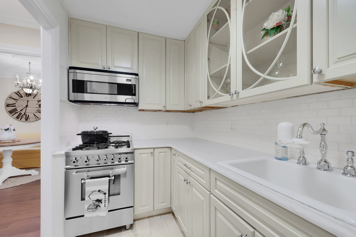 360 East 72nd Street, Unit A303 Manhattan, NY 10021 - Photo 5 of 7