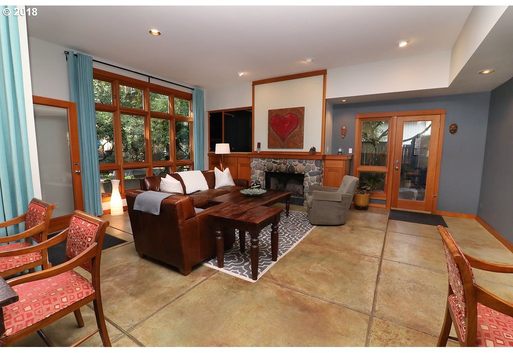 3810 Southwest Comus Street Portland, OR 97219 - Photo 8 of 31 Gallery Image 8