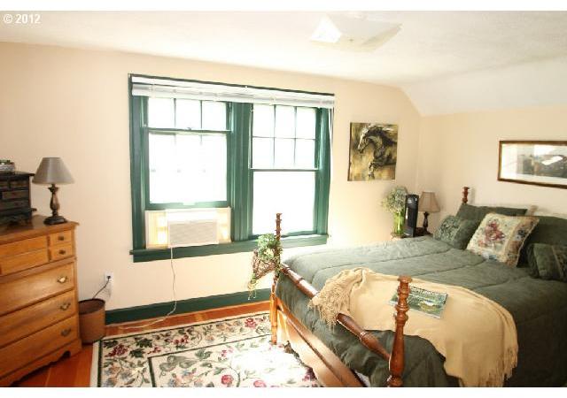 9906 Northeast Campaign Street Portland, OR 97220 - Photo 10 of 16