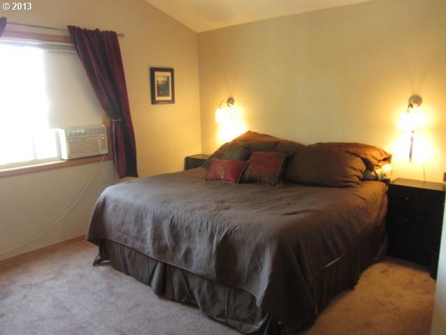 5508 Southeast Knapp Street Portland, OR 97206 - Photo 7 of 13
