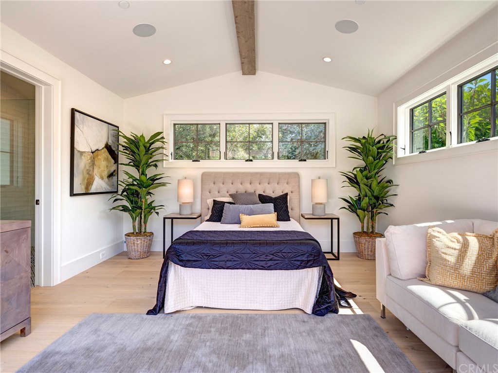 559 31st Street Manhattan Beach, CA 90266 - Photo 29 of 49 Private guest/in-law suite above the 3 car garage. Whole home surround sound.