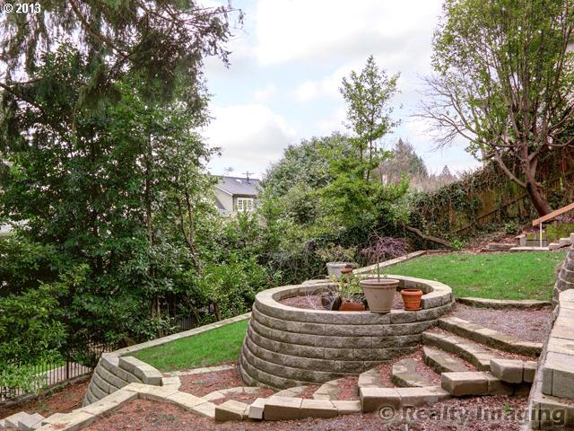 2811 Southwest Rutland Terrace Portland, OR 97205 - Photo 13 of 14 Gallery Image 13