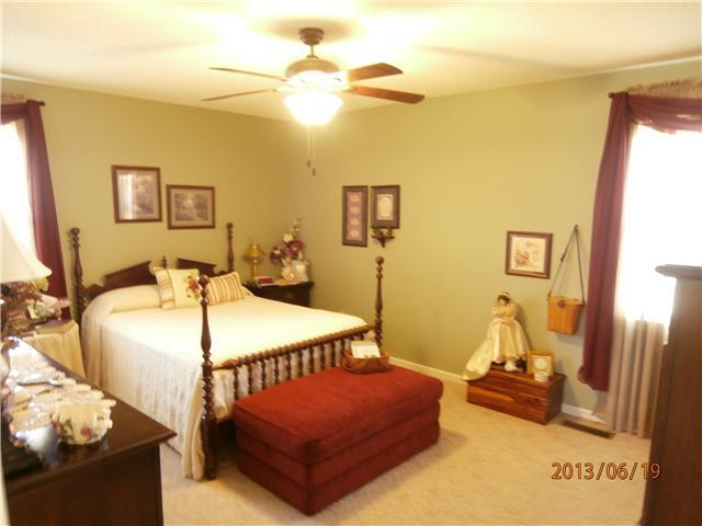390 Smith Mill Road Fayetteville, TN 37334 - Photo 9 of 21 OWNERS BEDROOM