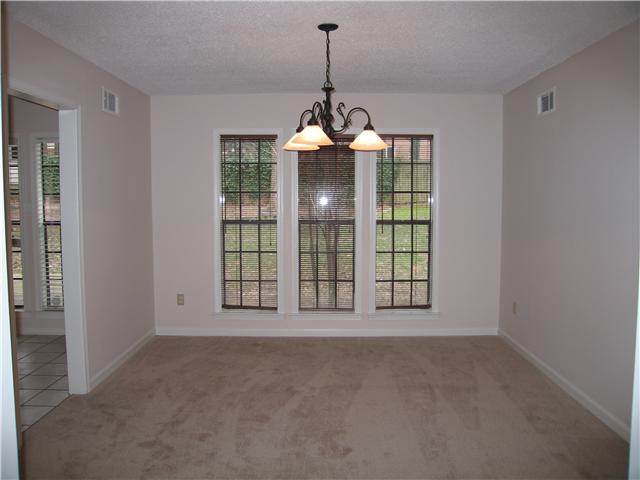8575 Walnut Grove Road Memphis, TN 38018 - Photo 3 of 12 This is a nice dinning room area or could make for a great office if a formal dinning area is not needed.