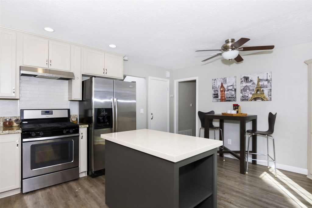 13433 Sutter Mill Road Poway, CA 92064 - Photo 3 of 23 Good sized kitchen with eat in area. Glass tile back splash above gas range.