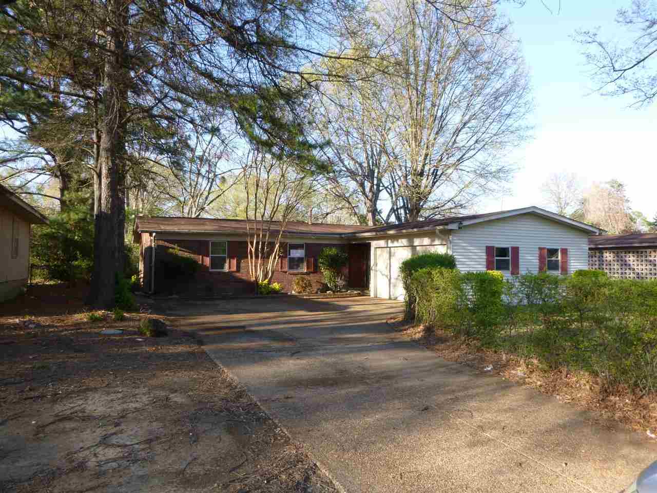 4862 Knight Arnold Road Memphis, TN 38118 - Photo 1 of 11 Home has nice rooms and a large double garage with shop area.