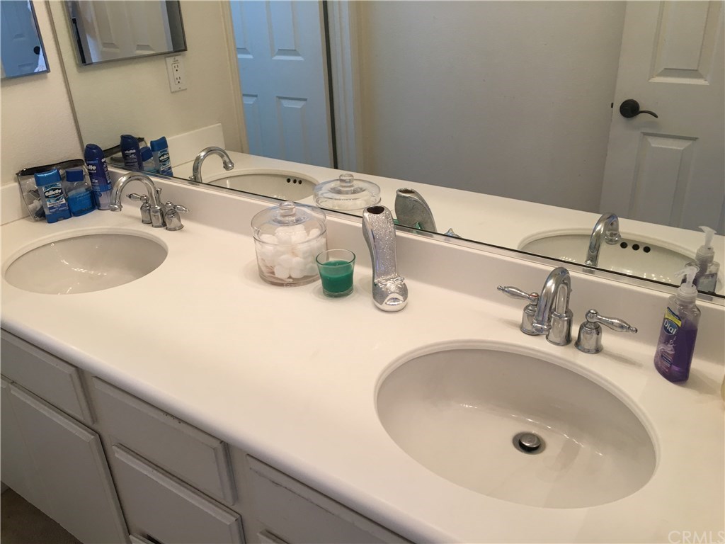 692 Apache Street San Jacinto, CA 92582 - Photo 32 of 36 Upstairs bathroom # 2 - dual sinks