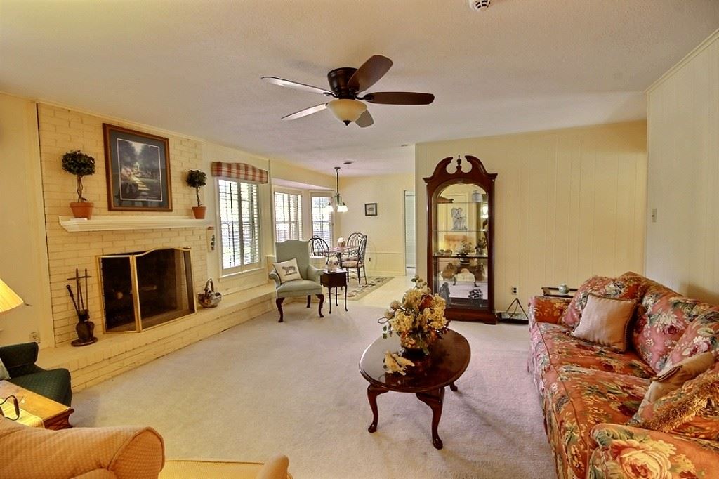 6414 Trafalgar Road Memphis, TN 38134 - Photo 4 of 16 Den has gas burning fireplace