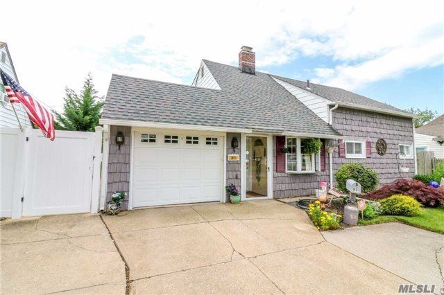 93 Lantern Road Hicksville, NY 11801 - Photo 1 of 1 Gallery Image 1