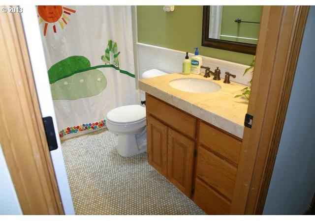 8097 Southwest Chestnut Street Portland, OR 97223 - Photo 8 of 16 Gallery Image 8
