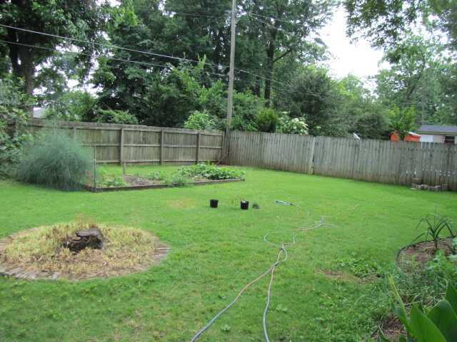 4829 Flamingo Road Memphis, TN 38117 - Photo 4 of 17 NICE FENCED BACKYARD